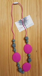 collier d'allaitement gris et fuchsia