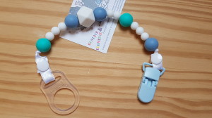 attache tétine silicone bleu